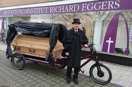 Bestatter Bernd Vogel vor der Bestattungs-Radkutsche vor den Geschäftsräumen Niedersachsenstr. 2, 30853 Langenhagen