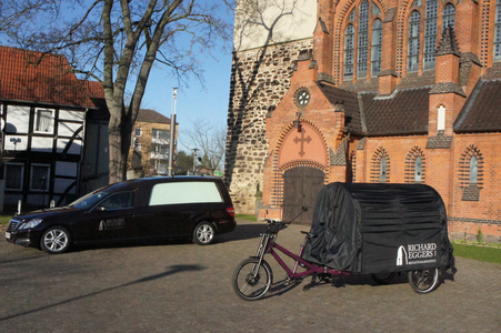 Bestattungswagen und Bestattungs-Radkutsche vor Elisabethkirche Langenhagen